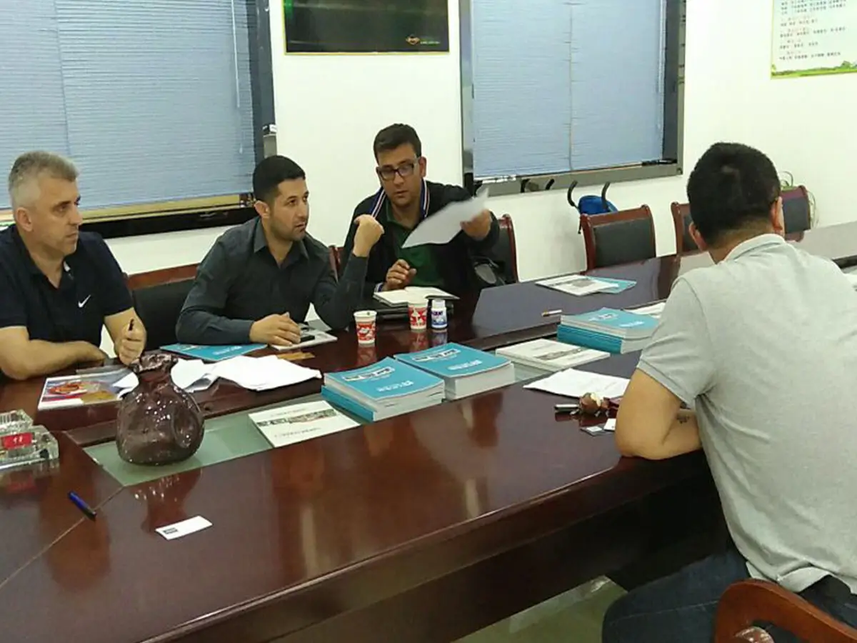 longxu-business-meeting-customer-discussion-01